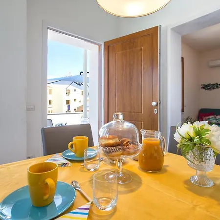 Nura's - Al Mare Sea Front Apartment *